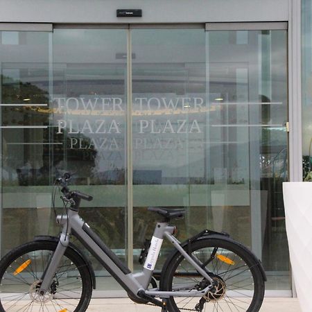 Pisa Tower Plaza 호텔 외부 사진 A bicycle at the entrance of a shopping mall