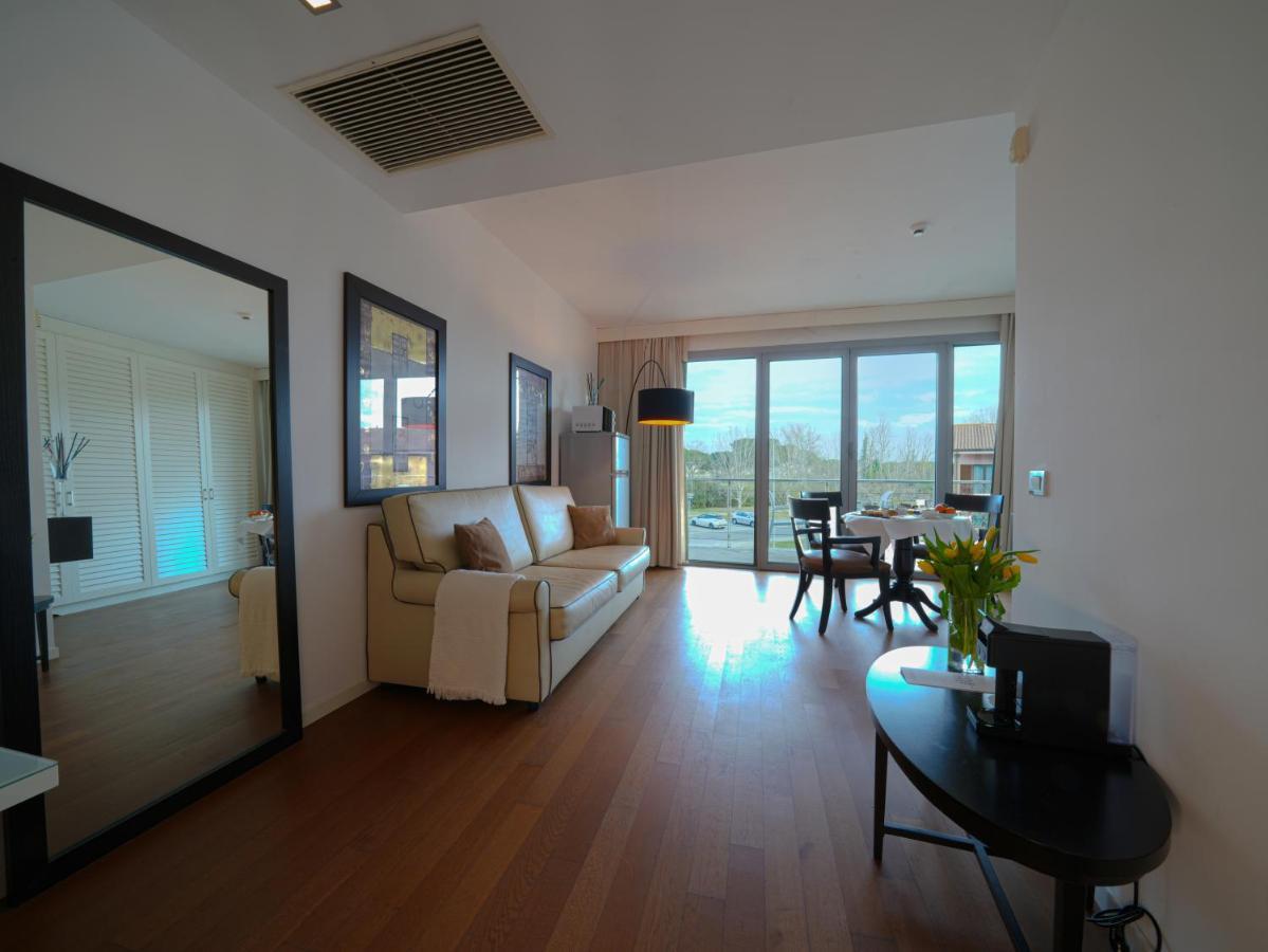 Pisa Tower Plaza 호텔 외부 사진 A living room in a typical apartment