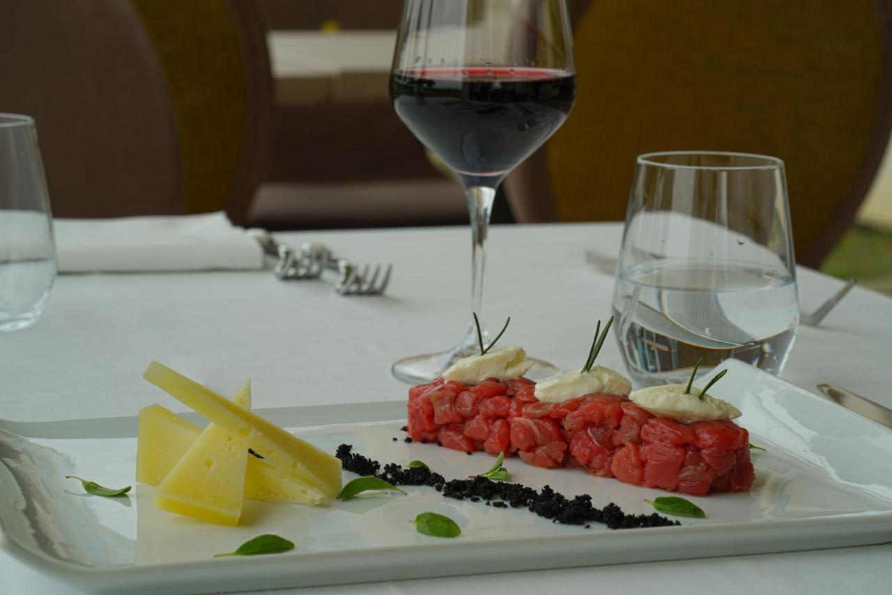 Pisa Tower Plaza 호텔 외부 사진 A glass of red wine with a plate of tartar