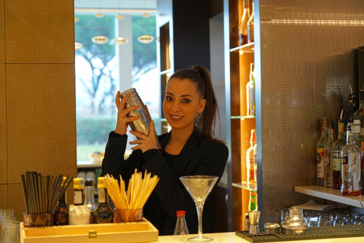 Pisa Tower Plaza 호텔 외부 사진 A bartender shaking a cocktail