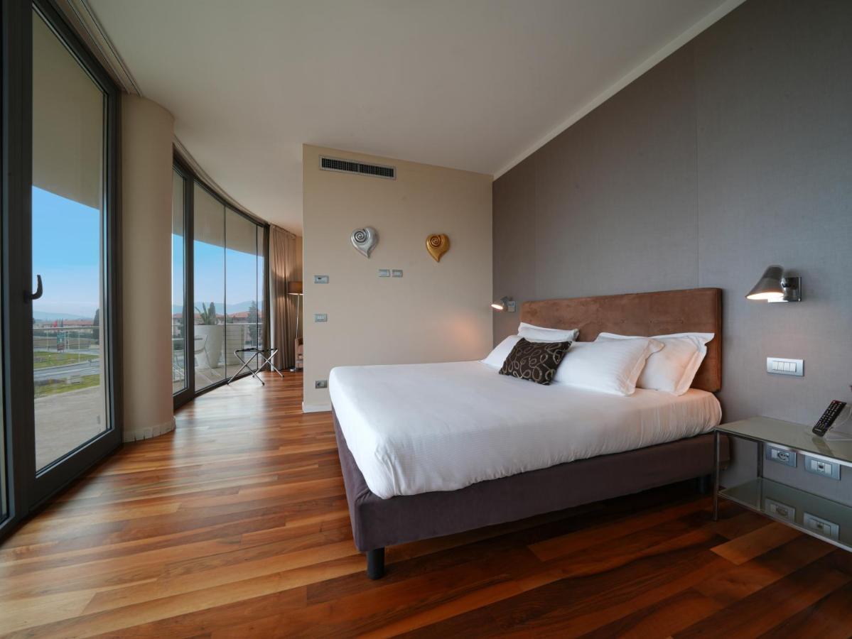Pisa Tower Plaza 호텔 외부 사진 A bedroom at the hotel