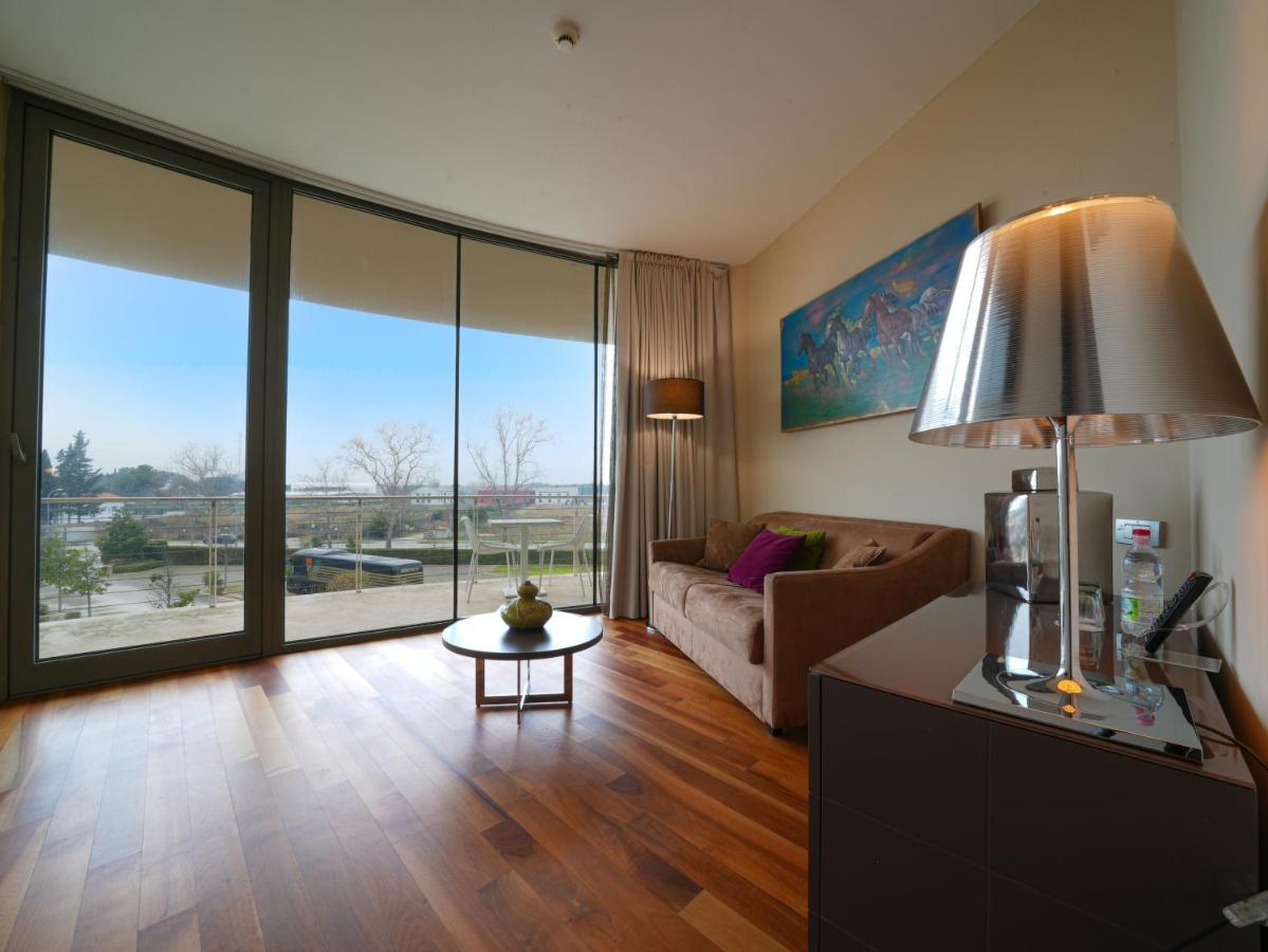Pisa Tower Plaza 호텔 외부 사진 A living room in a typical apartment