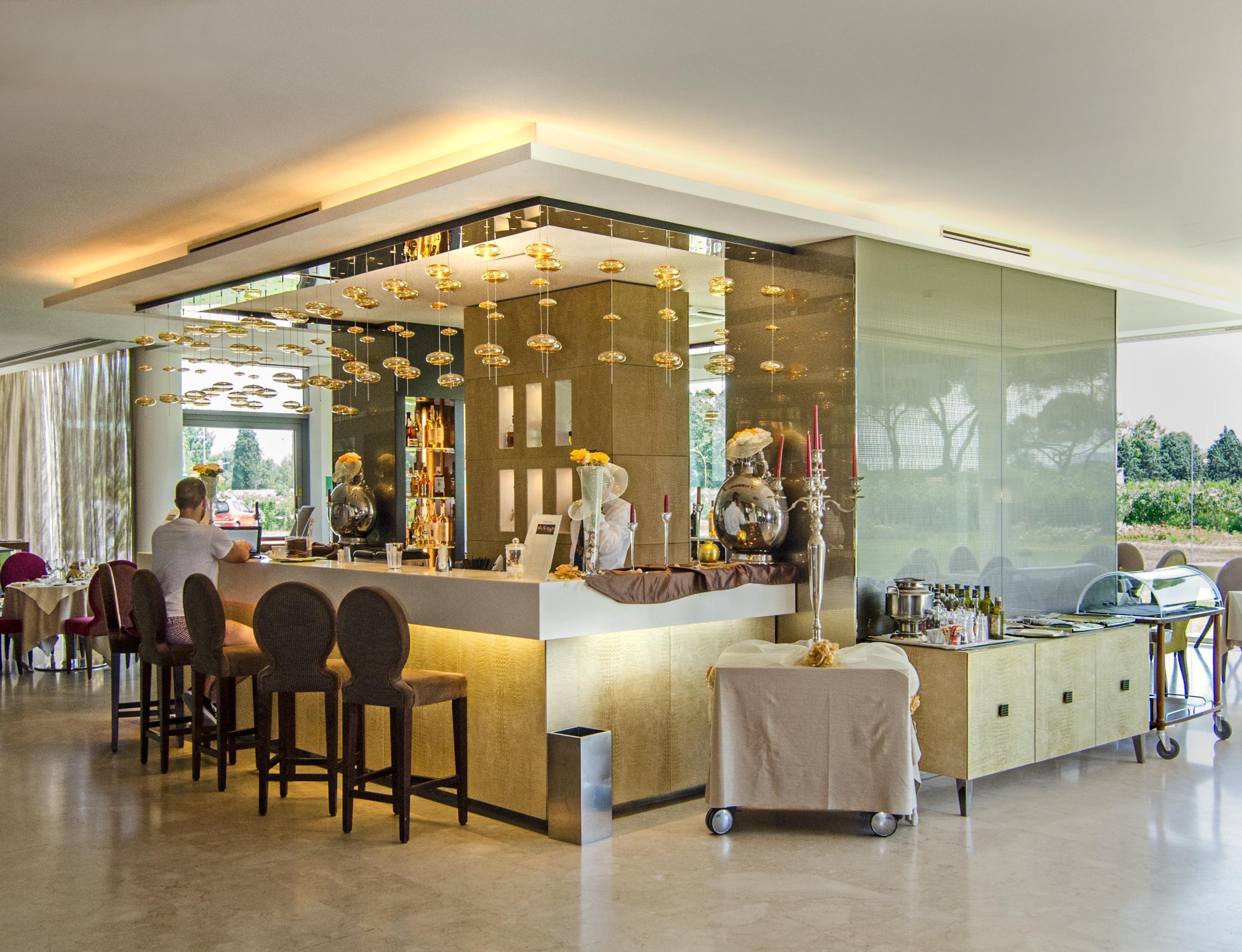 Pisa Tower Plaza 호텔 외부 사진 The bar at the lobby