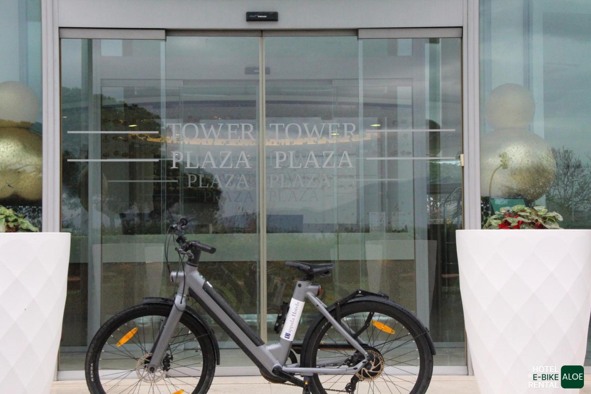 Pisa Tower Plaza 호텔 외부 사진 A bicycle at the entrance of a shopping mall