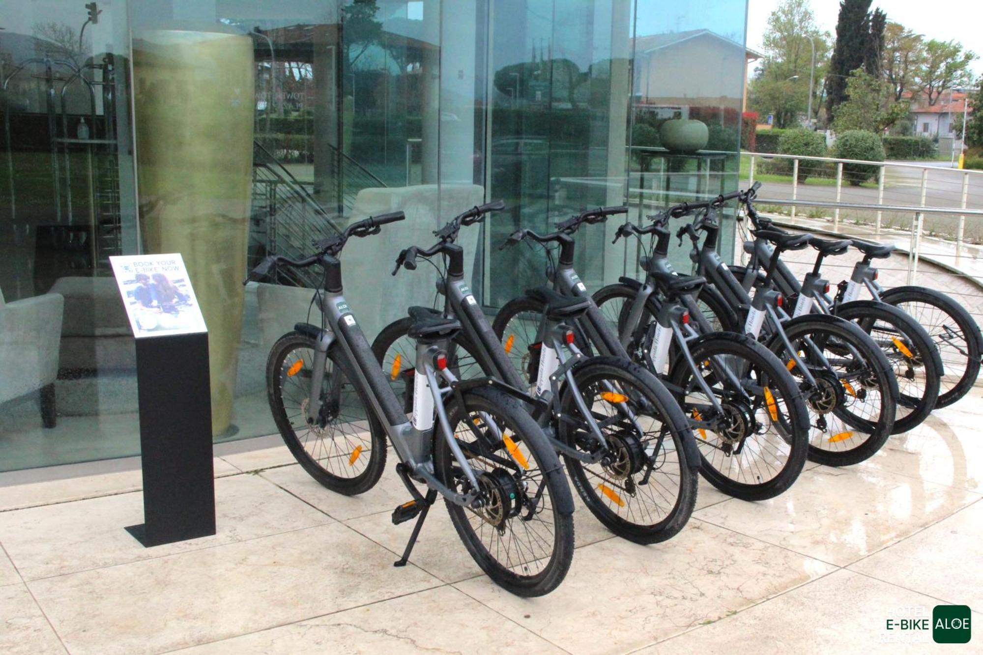 Pisa Tower Plaza 호텔 외부 사진 Electric bicycles at the airport